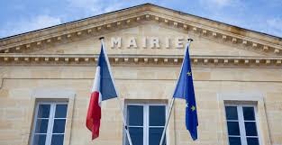 photo de la façade de la Mairie avec des drapeau et écriture "MAIRIE"
